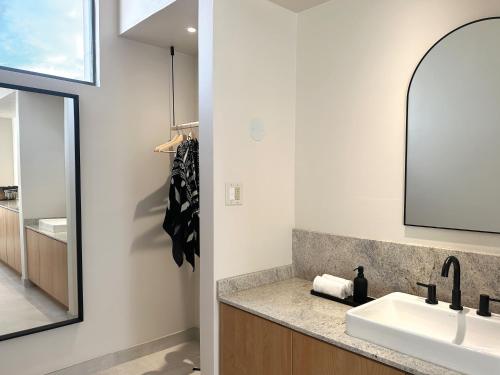 La salle de bains est pourvue d'un lavabo et d'un miroir. dans l'établissement Stella del Mar, à San Felipe