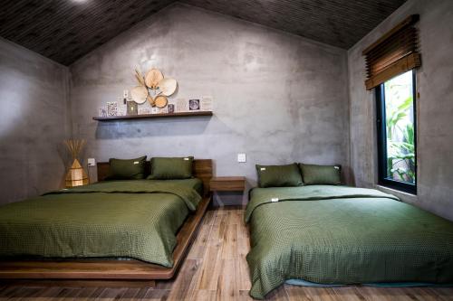 - une chambre avec 2 lits et une fenêtre dans l'établissement Eco House Villa, à Phan Thiết