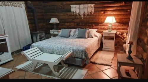 Ένα ή περισσότερα κρεβάτια σε δωμάτιο στο Cabaña Troncos en Los Reartes