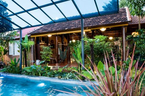 une maison avec une piscine en face de celle-ci dans l'établissement Eco House Villa, à Phan Thiết