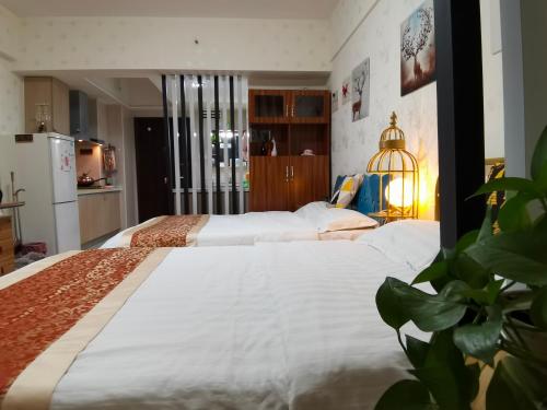 Un pat sau paturi într-o cameră la Wuhan Downtown Apartment - Hankou Core Deluxe Suite for 4 People