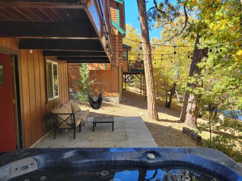 Gambar di galeri bagi Cresta Lunar- Cozy and Modern 2 Bedroom Cabin di Big Bear City