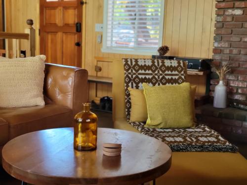 Ruang duduk di Cresta Lunar- Cozy and Modern 2 Bedroom Cabin