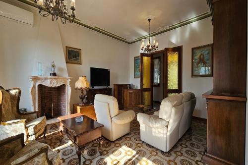 Family Fun Holiday Home with pool - Happy Rentals