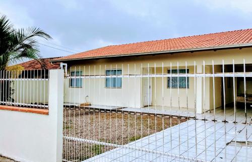 Linda casa para temporada, 450mts da praia, perto do aero porto, Beto Carreiro, Balneário Camboriú, com amplo terreno na frete e atra