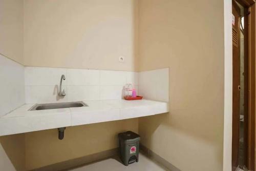 A bathroom at RedDoorz near UBL Lampung 2