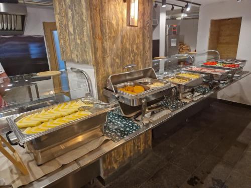 Makanan di atau berdekatan rumah tamu ini