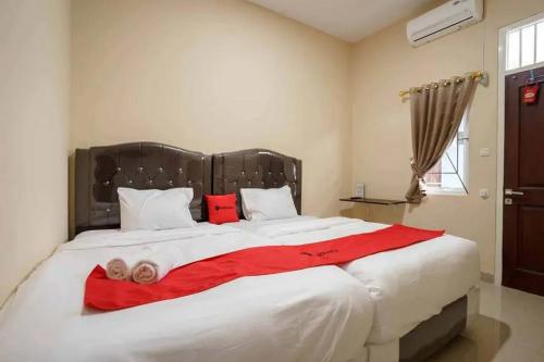 Un pat sau paturi într-o cameră la RedDoorz near UBL Lampung 2