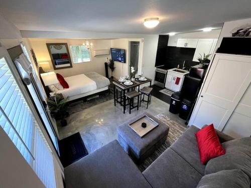 uma sala de estar com um sofá e um quarto em The Hudson Suite Spot - Studio Apt Close to ASU em Tempe