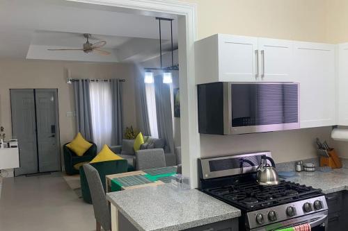 Dapur atau dapur kecil di Welcome to our Ocean View Villa!