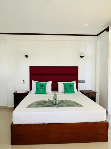 Una cama o camas en una habitación de Lemazone Inn
