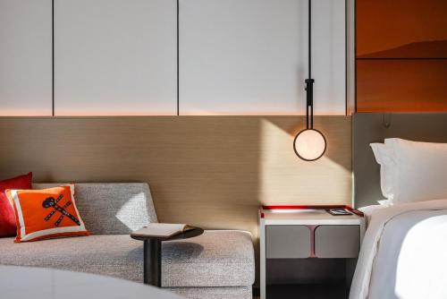 Postel nebo postele na pokoji v ubytování Grand Mercure Yichang Waitan