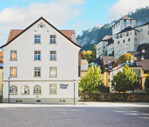 ein weißes Gebäude mit einem Schild, das Hoffnungsfuchs liest in der Unterkunft HOTEL BLAUE ROSE -digital check in- in Feldkirch