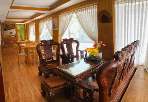 comedor con mesa de madera y sillas en Win Hotel - 43 Đường số 10, KDC Trung Sơn, Bình Chánh- by Bay Luxury en Ho Chi Minh