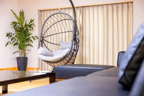 福岡市にあるHinoki houseのリビングルームの吊り籐椅子