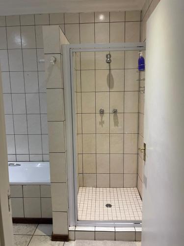 Bilik mandi di Thorntree Self Catering Apartment, Witbank
