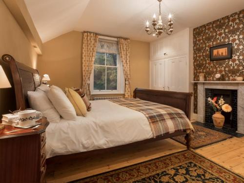een slaapkamer met een bed en een open haard bij 4 Bed in Elvington 55738 in Elvington