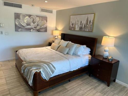 Ένα ή περισσότερα κρεβάτια σε δωμάτιο στο Maui El Dorado Kaanapali Beach Studio- G204