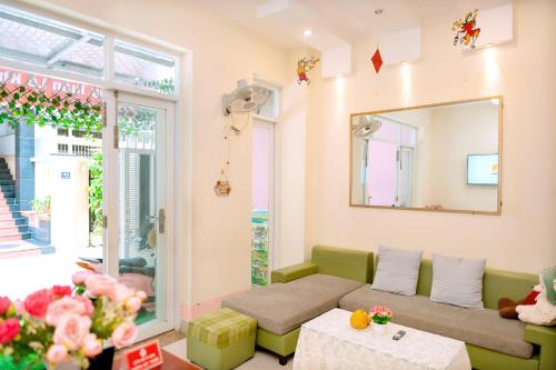 ein Wohnzimmer mit einem Sofa und einem Spiegel in der Unterkunft LUCKY HOME in Nha Trang