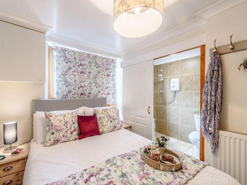een kleine slaapkamer met een bed en een douche bij 1 bed in Holywell 82277 in Whitford
