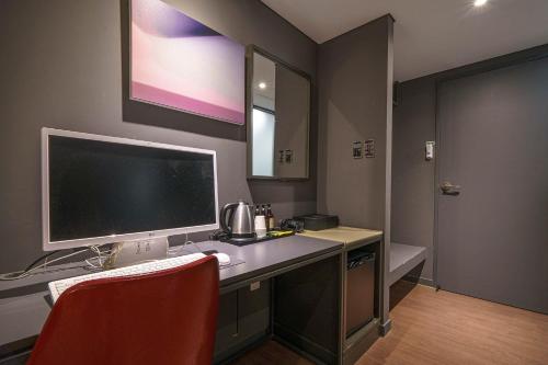 TV a/nebo společenská místnost v ubytování Brown Dot Hotel Hadan