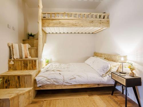 ein Schlafzimmer mit einem Etagenbett aus Holz und einem Schreibtisch in der Unterkunft 2 Bed in Westward Ho 89540 in Bideford