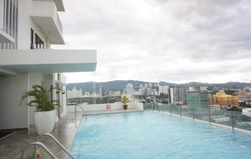 uma grande piscina no topo de um edifício em Mabolo Garden Flats em Cebu