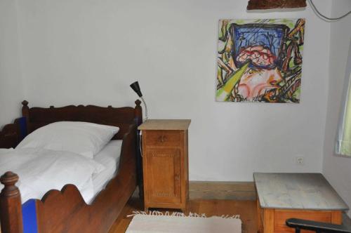 ein Schlafzimmer mit einem Bett und einem Wandgemälde in der Unterkunft Ferienhaus EMMA in Kleinern