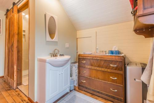 uma casa de banho com um lavatório e uma cómoda em madeira em Outdoor Lovers em Port Alberni