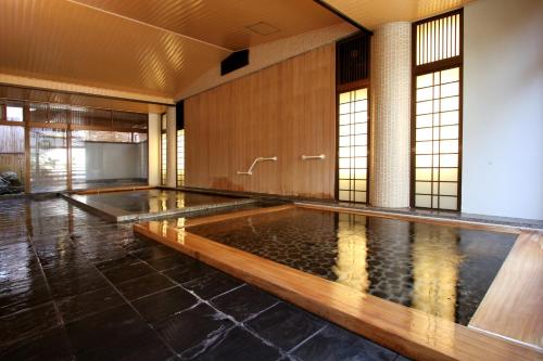 新泻Koshi no yado Takashimaya的游泳池,位于水里的房间
