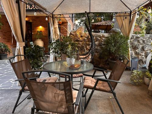 - une table et des chaises avec un parasol sur la terrasse dans l'établissement Terrace Tbilisi Center, à Tbilissi