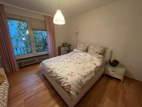 1 dormitorio con cama y ventana en Feel home en Frankfurt