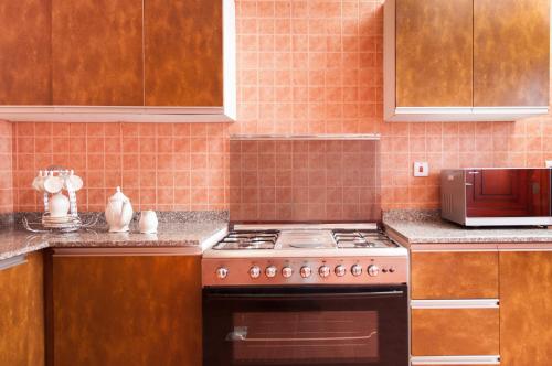 Kitchen o kitchenette sa Muscat Oasis Residences