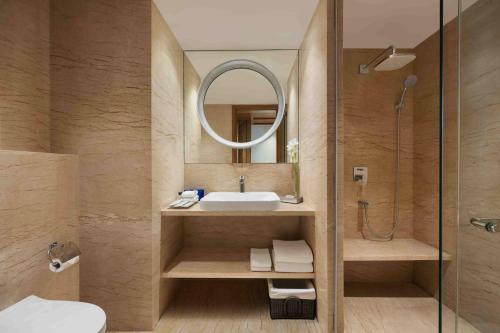 y baño con lavabo y ducha. en Fortune Park Tiruppur- Member ITC's hotel group, en Tirupur