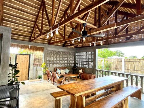 - une salle à manger avec une table et des chaises en bois dans l'établissement Ysla Cabins, à Cabangan