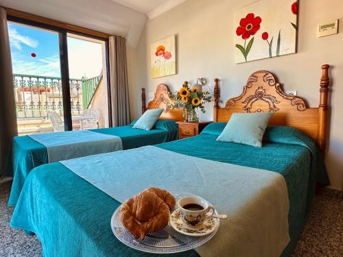 Habitación de hotel con 2 camas y bandeja con una taza de café en Hotel Reyesol, en Fuengirola