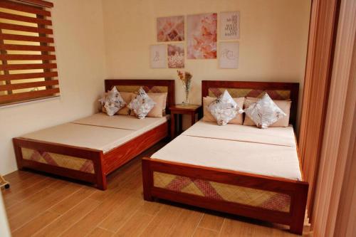 twee bedden in een kleine kamer met bij Terraza de Mari in Amadeo