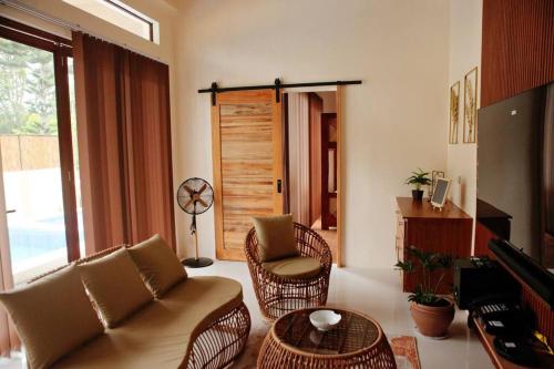 a living room with a couch and a table at Terraza de Mari in Amadeo