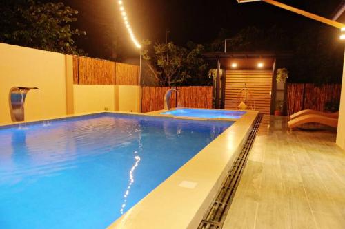 a large swimming pool at night with a building at Terraza de Mari in Amadeo