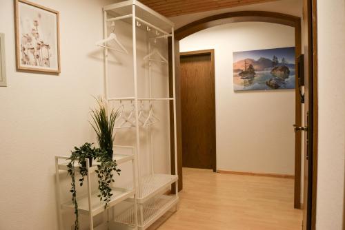 une vitrine dans un couloir avec une installation dans l'établissement Ferienwohnung Sonnenglück, à Bad Peterstal-Griesbach