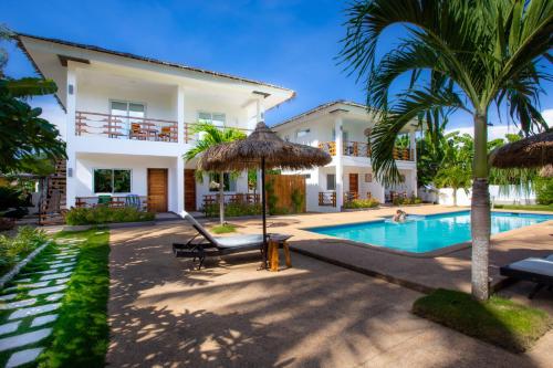 een villa met een zwembad en een resort bij Dolce Amore Resort in Siquijor