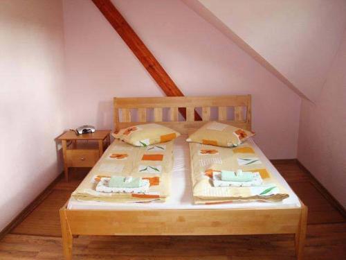 uma cama com duas almofadas num quarto em Sanders Motel em Smārde