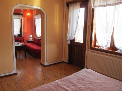 コプリフシティツァにあるKashta Konakaのベッドルーム1室(ベッド1台付)、リビングルームが備わります。
