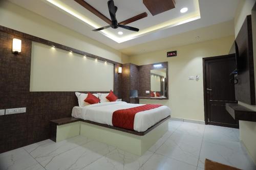 a bedroom with a large bed with avertisementatronatronstrationstrationstrationstrationstration at JEYAM HOLIDAY HOME in Kanyakumari