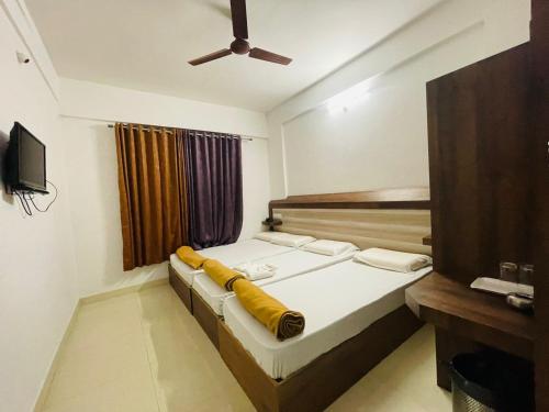 - une chambre avec un lit et un ventilateur de plafond dans l'établissement B Six Hotel, à Bangalore