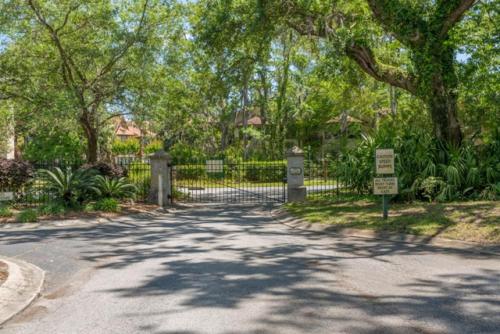 uma entrada com um portão num parque com árvores em Harbour Oaks 604 em Saint Simons Island