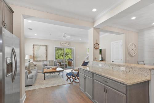 uma cozinha com um balcão e uma sala de estar em Kirkland Cottage em Saint Simons Island