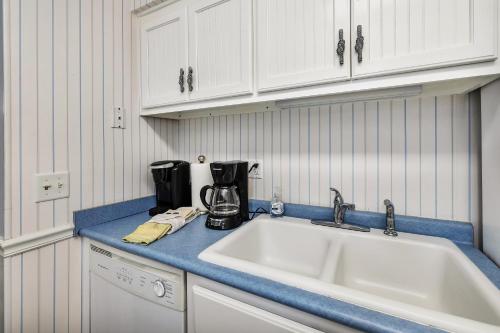 uma cozinha com um lavatório e uma bancada em Ocean Walk H-14 em Saint Simons Island