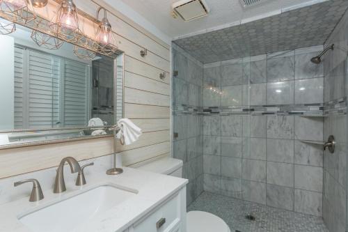 een badkamer met een wastafel, een toilet en een douche bij Shipwatch 200 in East End