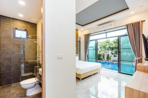 Ban Bo Fai (1)にあるVilla Me&you4のベッドルーム1室(ベッド1台、シャワー、バスルーム付)